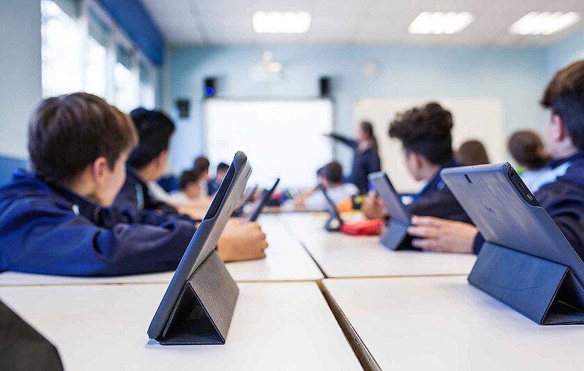 Dank der neuen Version 5.4 von paed.ML Windows haben Schülerinnen und Schüler mit mobilen Geräten wie Tablets ortsunabhängigen Zugriff auf ihre persönlichen Verzeichnisse – sicher, datenschutzkonform und stets aktuell. So können Aufgaben flexibel bearbeitet werden – ob im Klassenzimmer, zu Hause oder im Projektteam während der Projekttage. | David Fuentes/AdobeStock