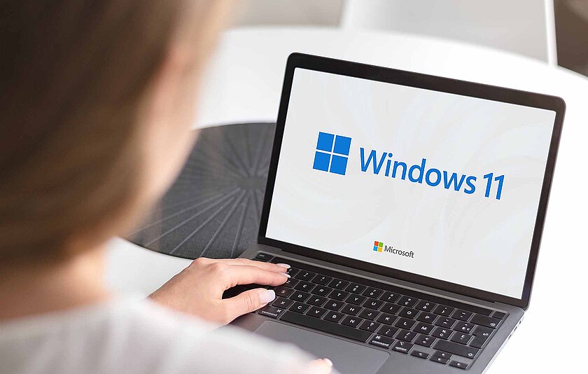 Blick auf Startbildschirm eines Notebooks mit Windows 11