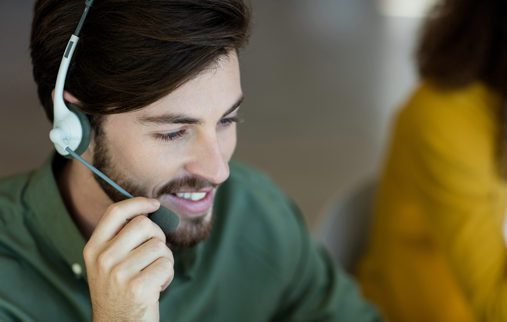 Junger Mann mit Headset