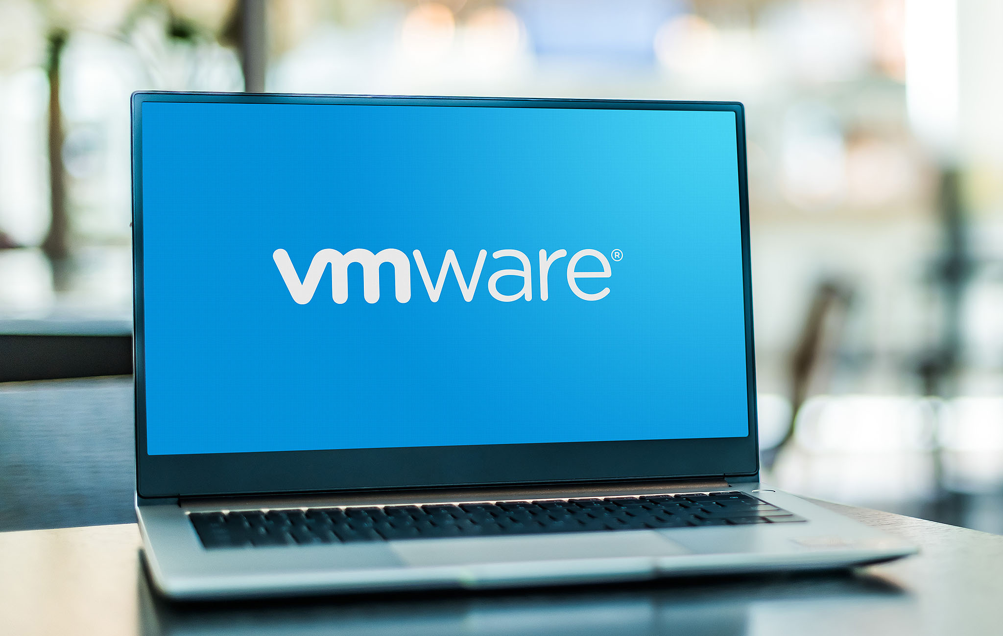 Laptop mit VMware-Logo auf dem Bildschirm – steht sinnbildlich für Virtualisierungslösungen im Schulnetzwerk